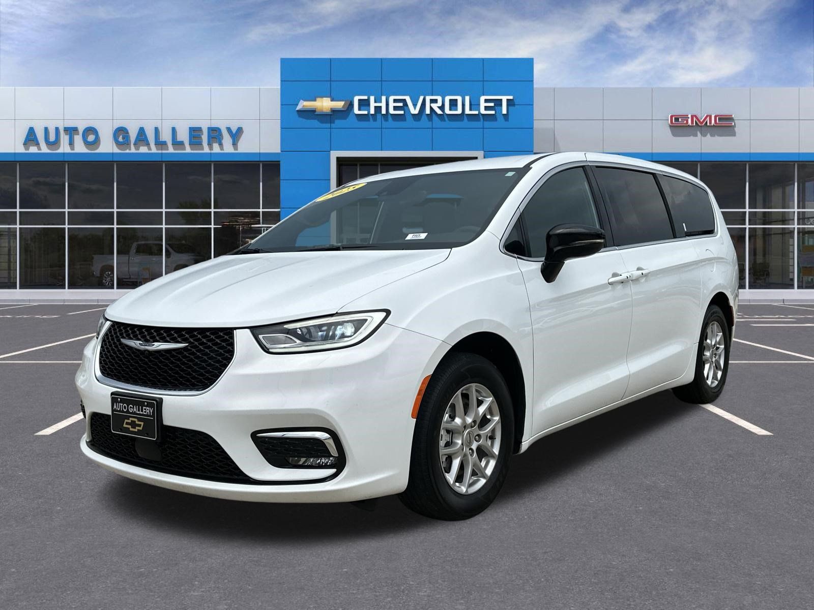 Used 2025 Chrysler Pacifica Select FWD image 1