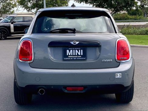Used 2018 MINI Cooper 4-Door Hardtop image 4