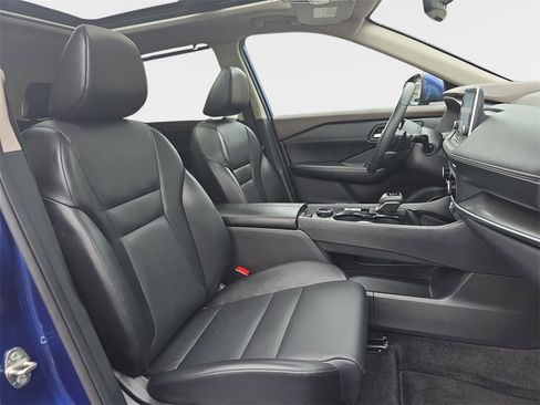 Used 2023 Nissan Rogue SV w/ SV Premium B Package image 12