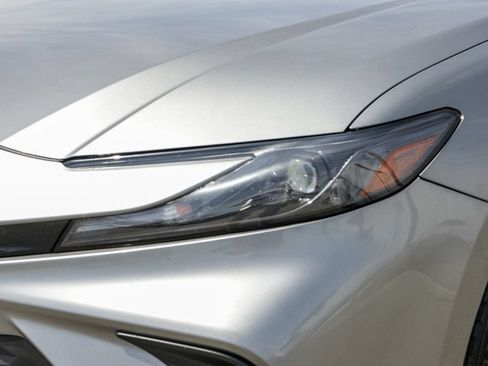 Used 2025 Toyota Camry SE FWD image 11