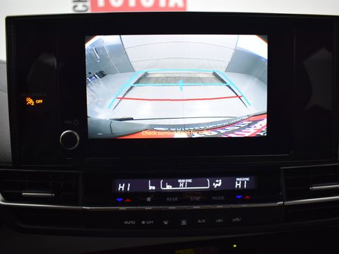 Used 2025 Toyota Sienna LE image 17