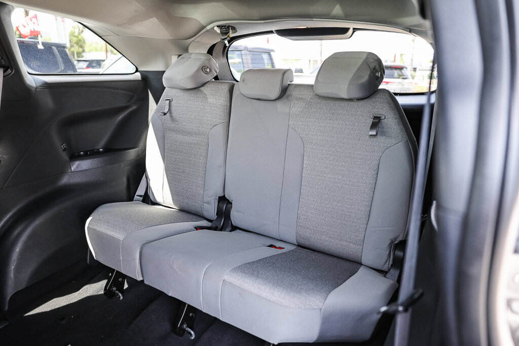 Certified 2025 Toyota Sienna LE FWD image 9