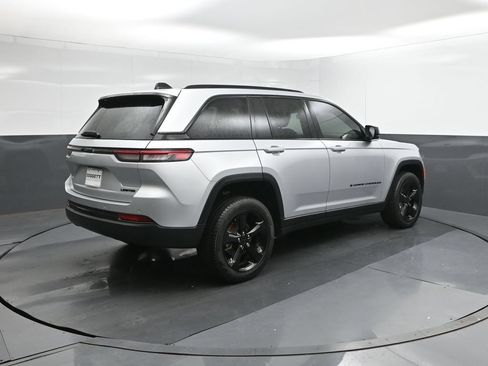 Used 2025 Jeep Grand Cherokee Limited w/ Black Appearance Package RWD image 8