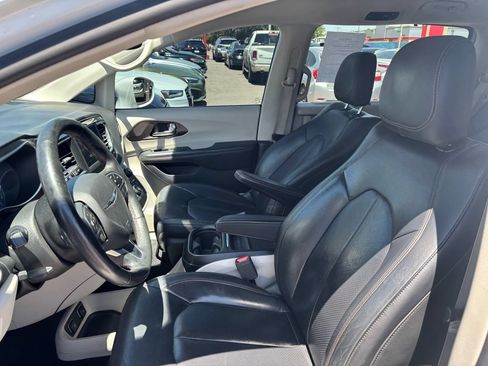 Used 2019 Chrysler Pacifica Touring-L FWD image 9