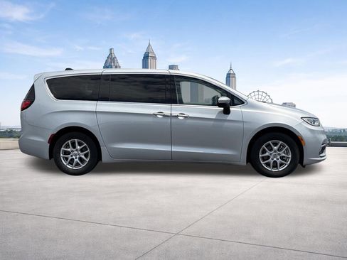 Used 2023 Chrysler Pacifica Touring-L FWD image 6