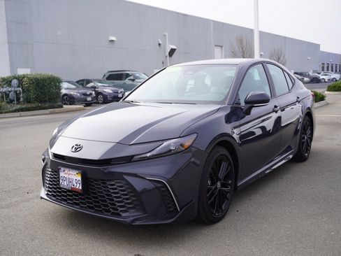 Used 2025 Toyota Camry SE image 7