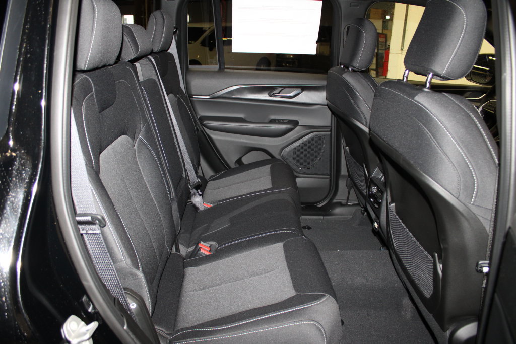 New 2025 Jeep Grand Cherokee Laredo w/ Luxury Tech Group I AWD/4WD image 30