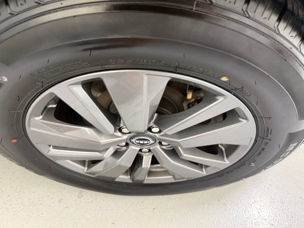 Used 2024 Nissan Pathfinder SV FWD image 12