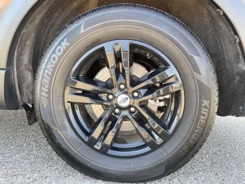 Used 2024 Ford Explorer XLT image 8