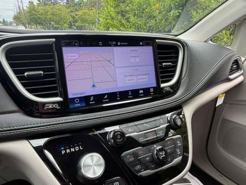 Used 2024 Chrysler Pacifica Limited FWD image 18