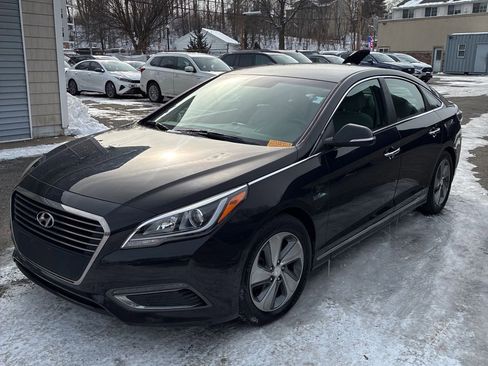 Used 2017 Hyundai Sonata Plug-In Hybrid image 2