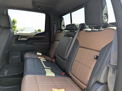 Used 2025 Chevrolet Silverado 1500 High Country AWD/4WD image 20