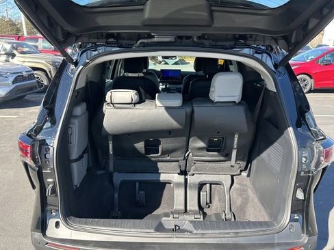 Used 2025 Toyota Sienna XLE image 8