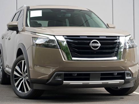 Used 2024 Nissan Pathfinder Platinum FWD image 4