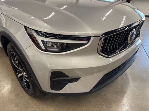 Used 2025 Volvo XC40 B5 Core image 18