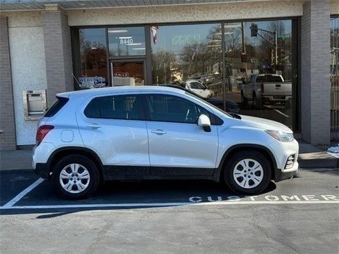 Used 2018 Chevrolet Trax LS image 2