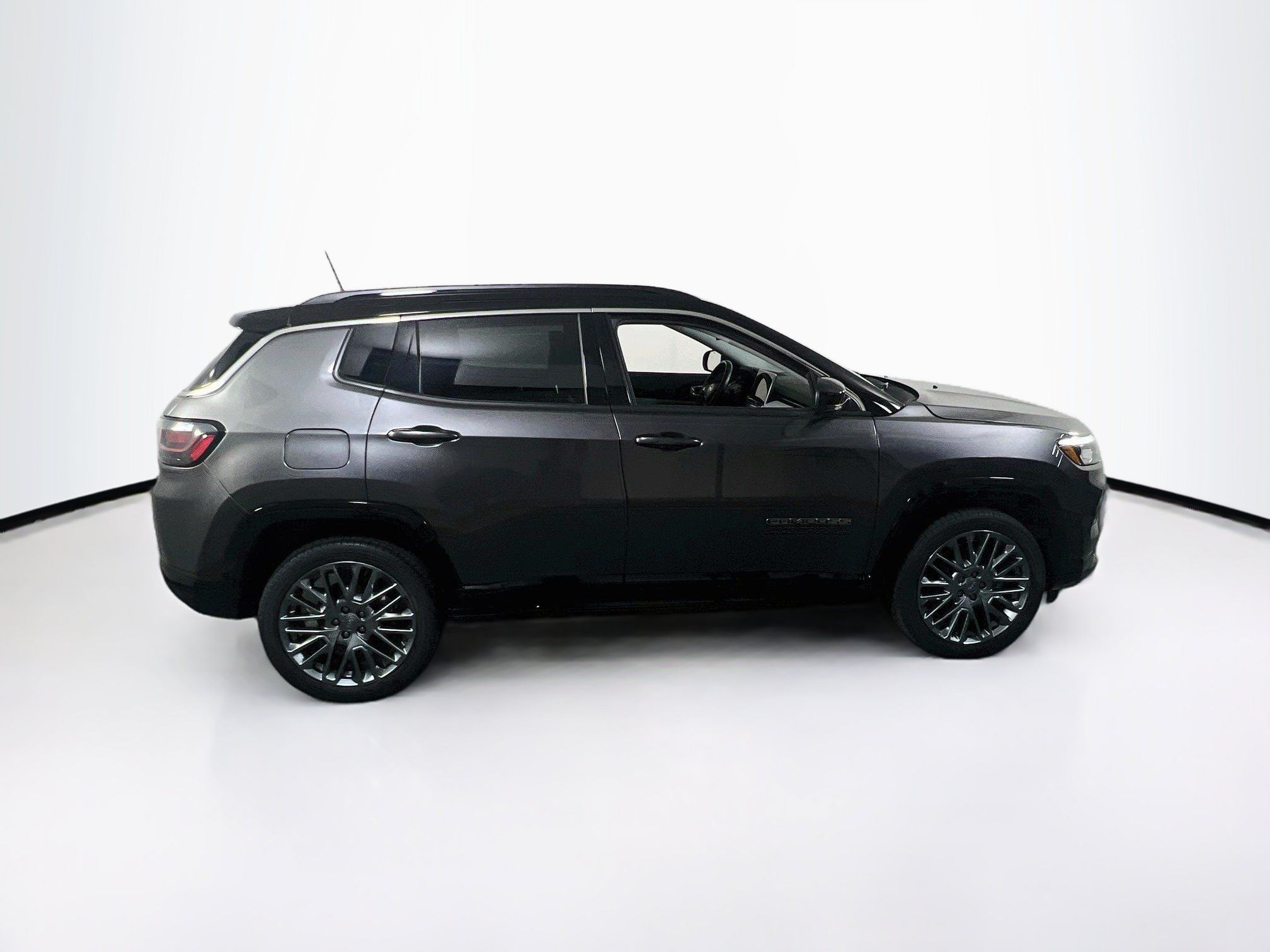 Used 2022 Jeep Compass Limited w/ Elite Group AWD/4WD image 4