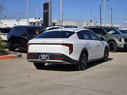 New 2025 Kia K4 LXS image 4