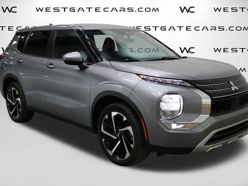 Used 2022 Mitsubishi Outlander SE image 2