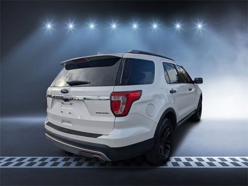 Used 2016 Ford Explorer XLT w/ Equipment Group 202A image 3