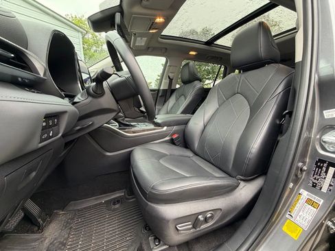 Used 2023 Toyota Highlander Platinum FWD image 8