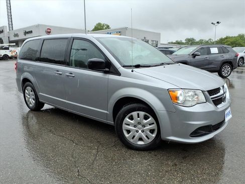Used 2018 Dodge Grand Caravan SE w/ UConnect Hands-Free Group FWD image 2