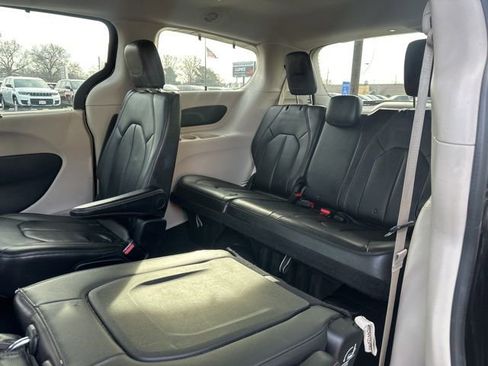 Used 2017 Chrysler Pacifica Touring-L image 25