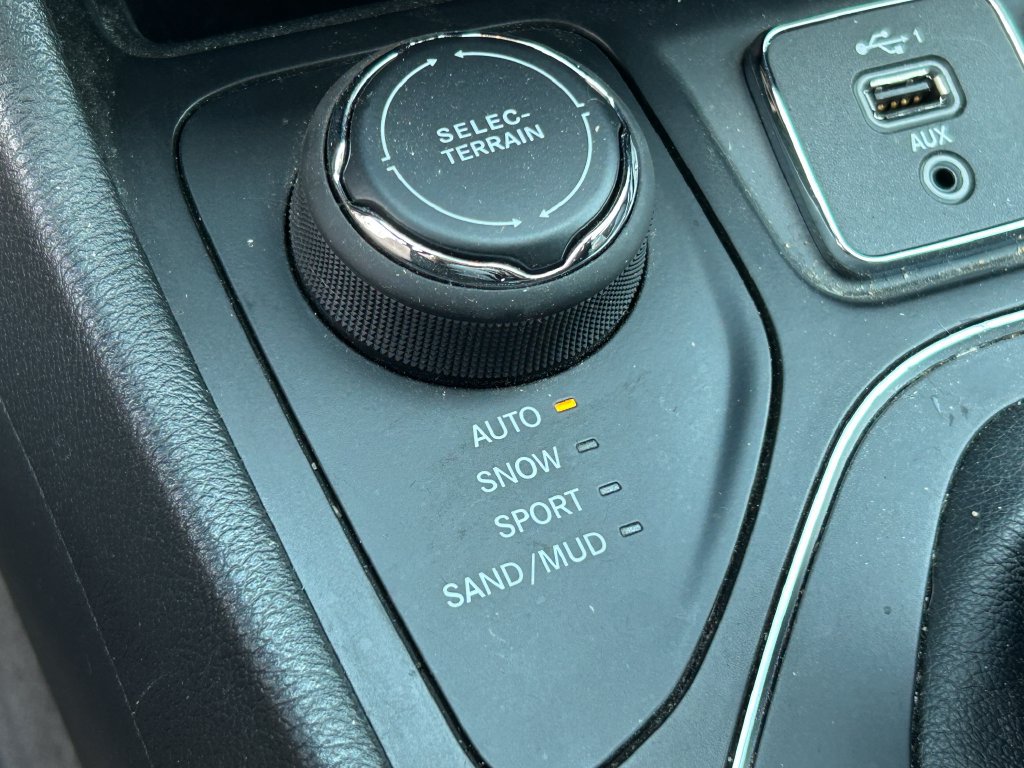 Used 2019 Jeep Cherokee Latitude w/ Popular Appearance Group AWD/4WD image 15