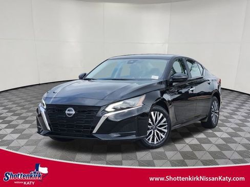 Used 2025 Nissan Altima 2.5 SV AWD/4WD image 1