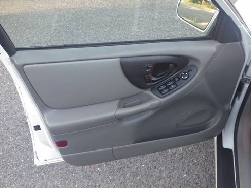 Used 2001 Chevrolet Malibu LS w/ Preferred Equipment Group 1 FWD image 18