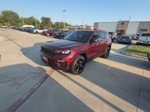 Used 2025 Jeep Grand Cherokee Limited w/ Black Appearance Package AWD/4WD image 2
