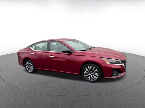 Used 2025 Nissan Altima 2.5 SV image 2