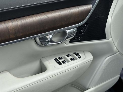 Used 2021 Volvo S90 T8 Inscription image 18