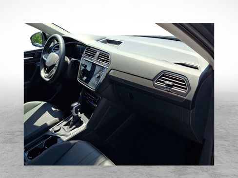 Used 2024 Volkswagen Tiguan SE AWD/4WD image 12