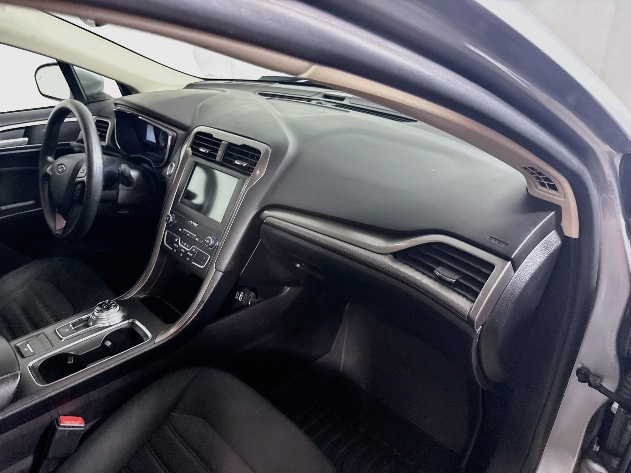 Used 2020 Ford Fusion SE FWD image 26