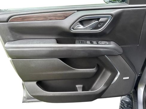 Used 2022 Chevrolet Suburban Z71 w/ Luxury Package AWD/4WD image 11