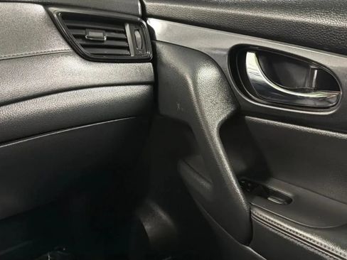 Used 2018 Nissan Rogue SV AWD/4WD image 16