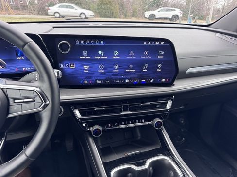 Used 2024 Chevrolet Traverse LT image 33