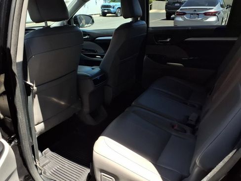 Used 2018 Toyota Highlander XLE w/ Carpet Mat Package (TMS) AWD/4WD image 19