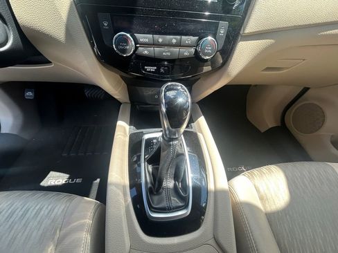 Used 2019 Nissan Rogue SV AWD/4WD image 12