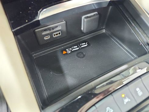 Used 2023 Buick Envision Avenir image 32