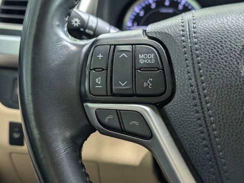 Used 2019 Toyota Highlander Plus AWD/4WD image 18