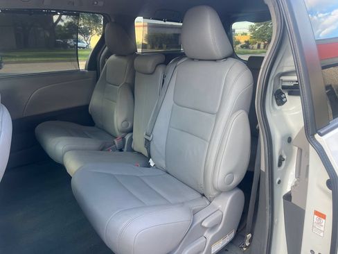 Used 2017 Toyota Sienna XLE Premium FWD image 15