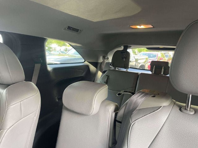 Certified 2025 Toyota Sienna XLE FWD image 14