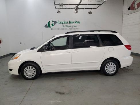Used 2009 Toyota Sienna LE FWD image 2