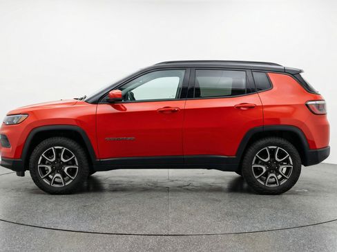 Used 2025 Jeep Compass Trailhawk image 5