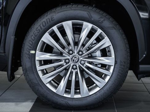 New 2026 Toyota Highlander Platinum image 18