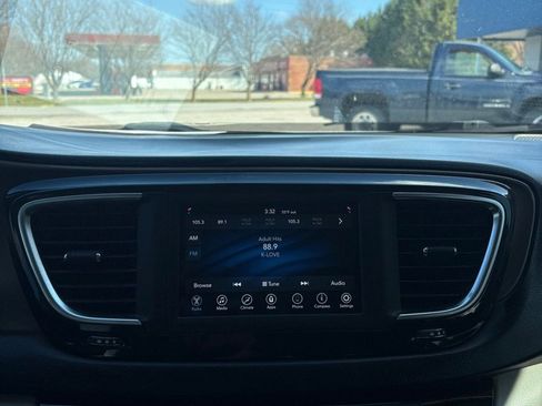 Used 2018 Chrysler Pacifica L FWD image 20