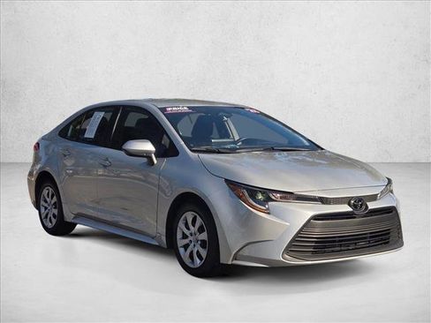 Used 2025 Toyota Corolla LE image 3