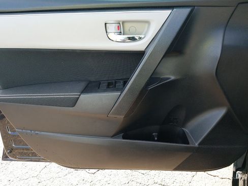 Used 2018 Toyota Corolla LE FWD image 18